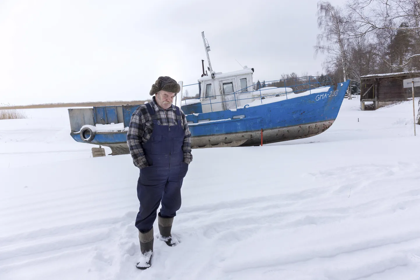 Kohalik kalamees Leo Aasa, kes elab Vanasauna teel, nimetab Vanasauna kinnistut, mida vald soovib riigilt enda kätesse saada, bürokraatia ribaks, sest kuni see riigile kuulub, pole vallal seal õigust toimetada ega piirkonna arengule kaasa aidata.