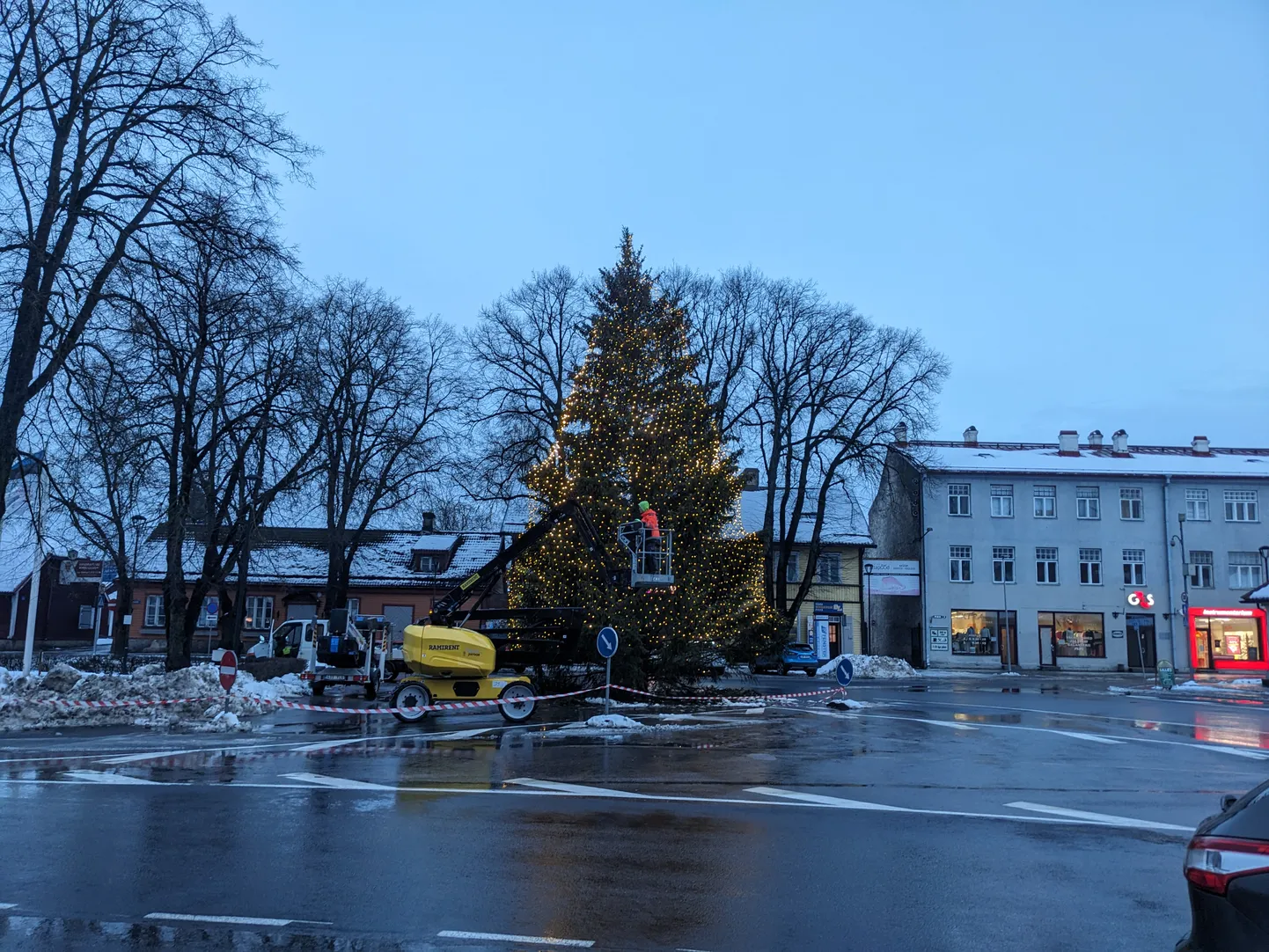 Paide jõulupuu sai ehted ja valgustuse külge.
