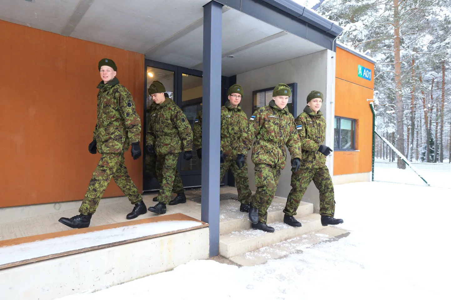 Võrus Taara kasarmutes paiknevas 2. jalaväebrigaadi Kuperjanovi jalaväepataljonis aega teenivad Tartu noormehed Andre Lepik (vasakult), Martin Melnitšuk, Ronald Lunden,
Oskar Vaher ja Hardo Luht saavad pääslast rõõmsa näoga bussipeatusse sammuda ja Tartu eribussiga esimest korda koju sõita kuu aja pärast.