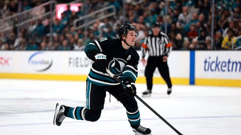 Selebrīni kļūst par otro pusaudzi šajā gadsimtā, kurš NHL sezonā sakrāj 100 punktus