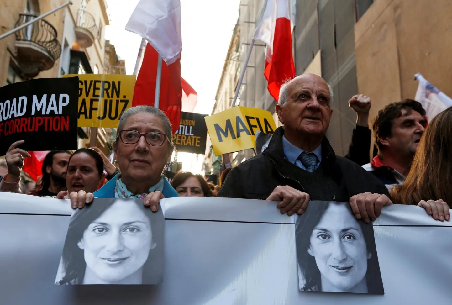 Eelmise aasta 1. detsembril leidis Vallettas aset Malta ajaloo suurim meeleavaldus, millega nõuti peaministri tagasiastumist. Rongkäigu ees kõndisid Caruana Galizia vanemad Rose Vella (vasakul) ja Michael Vella.