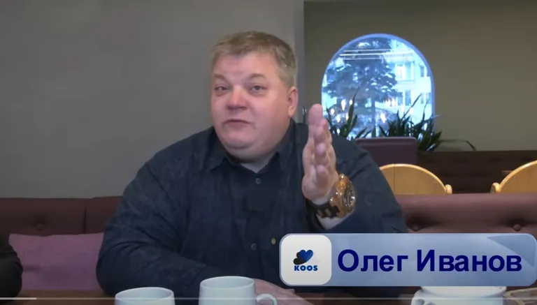 Poliitik Oleg Ivanov näitab teed. 2023. a.