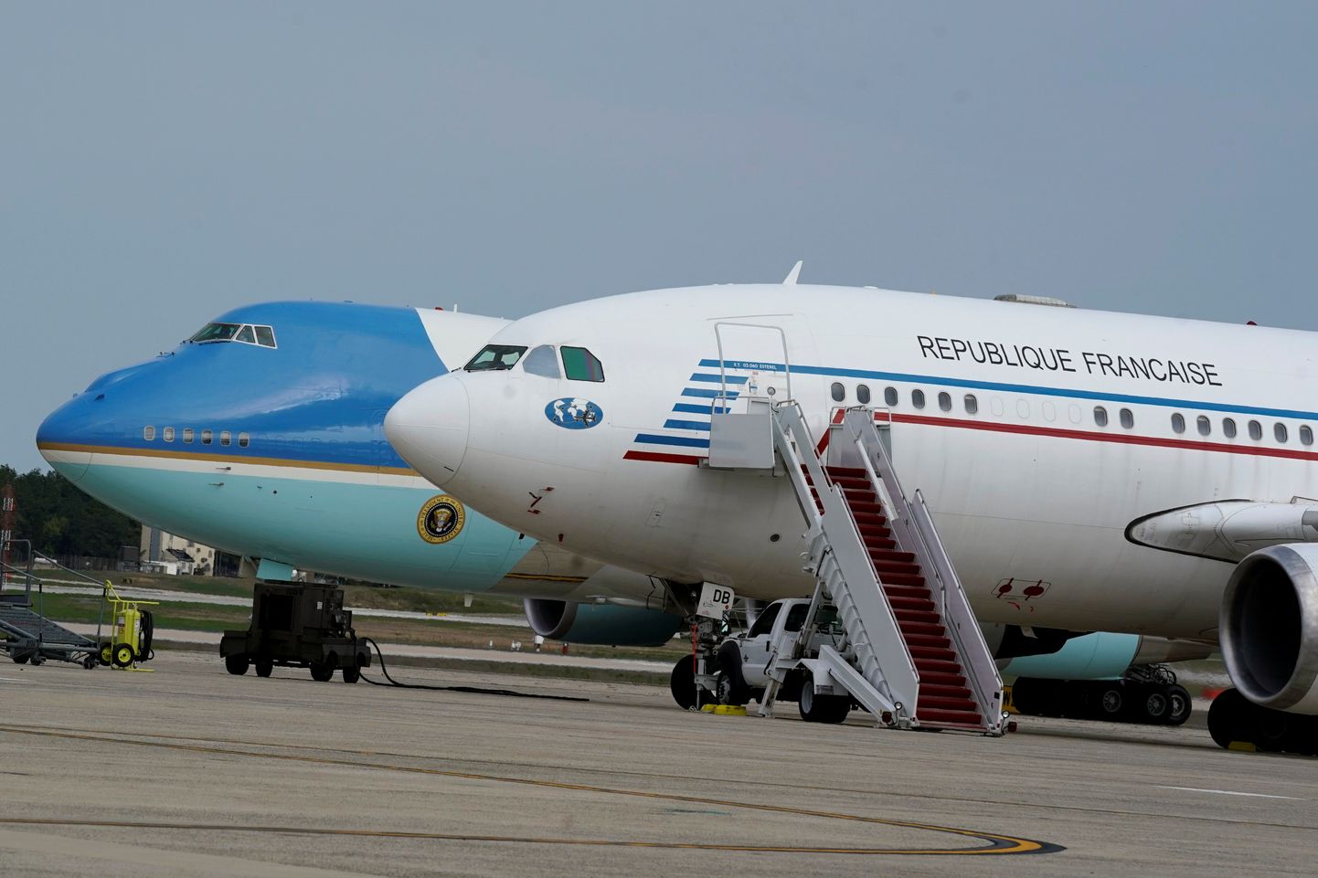 Prantsuse presidendi lennuk USA presidendi lennuki kõrval.
