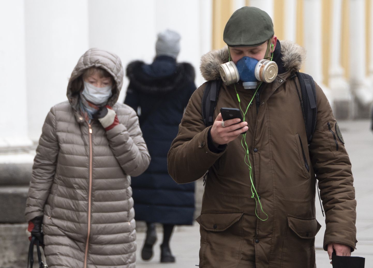 Cilvēki ar sejas maskām Sanktpēterburgā.