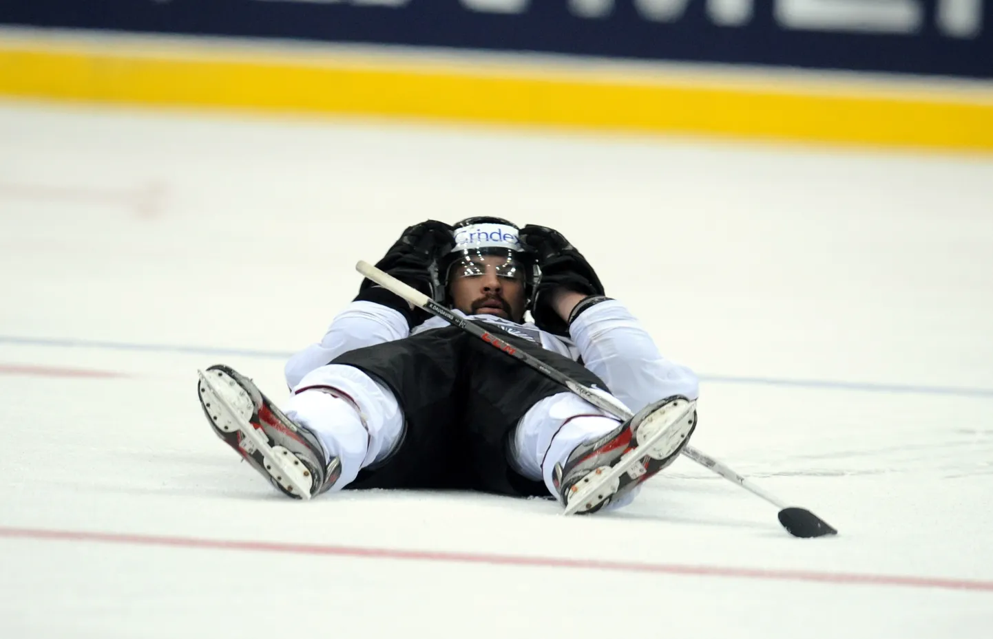 Latvijas izlases uzbrucējs Kaspars Daugaviņš uz Minskas arēnas ledus.