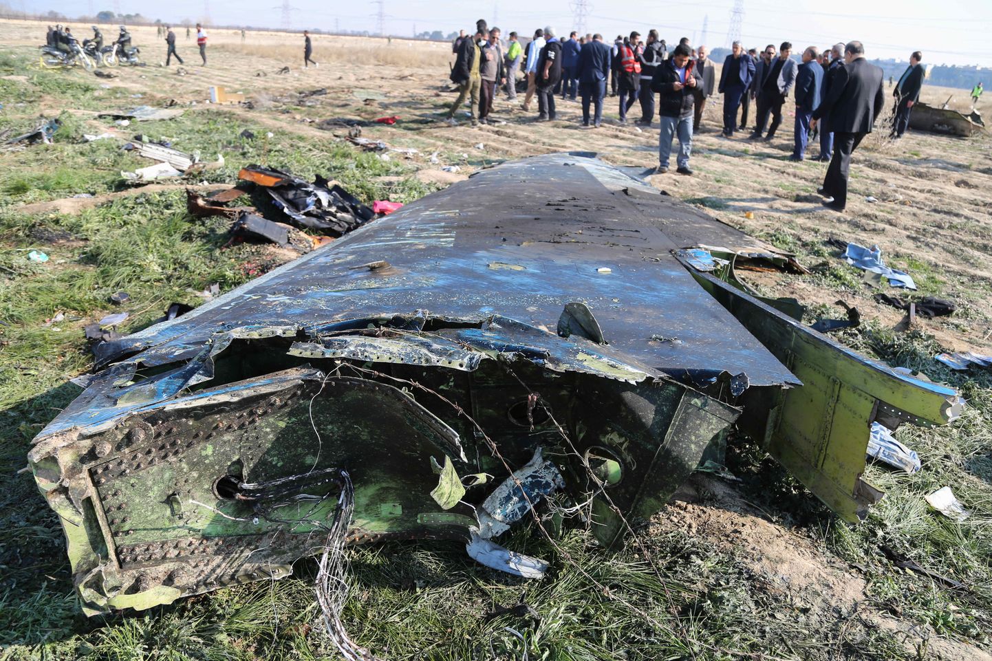 Uurijad kolmapäeval Teherani lennuvälja lähedal, kus kukkus alla Ukraina lennuk 176 inimesega pardal.