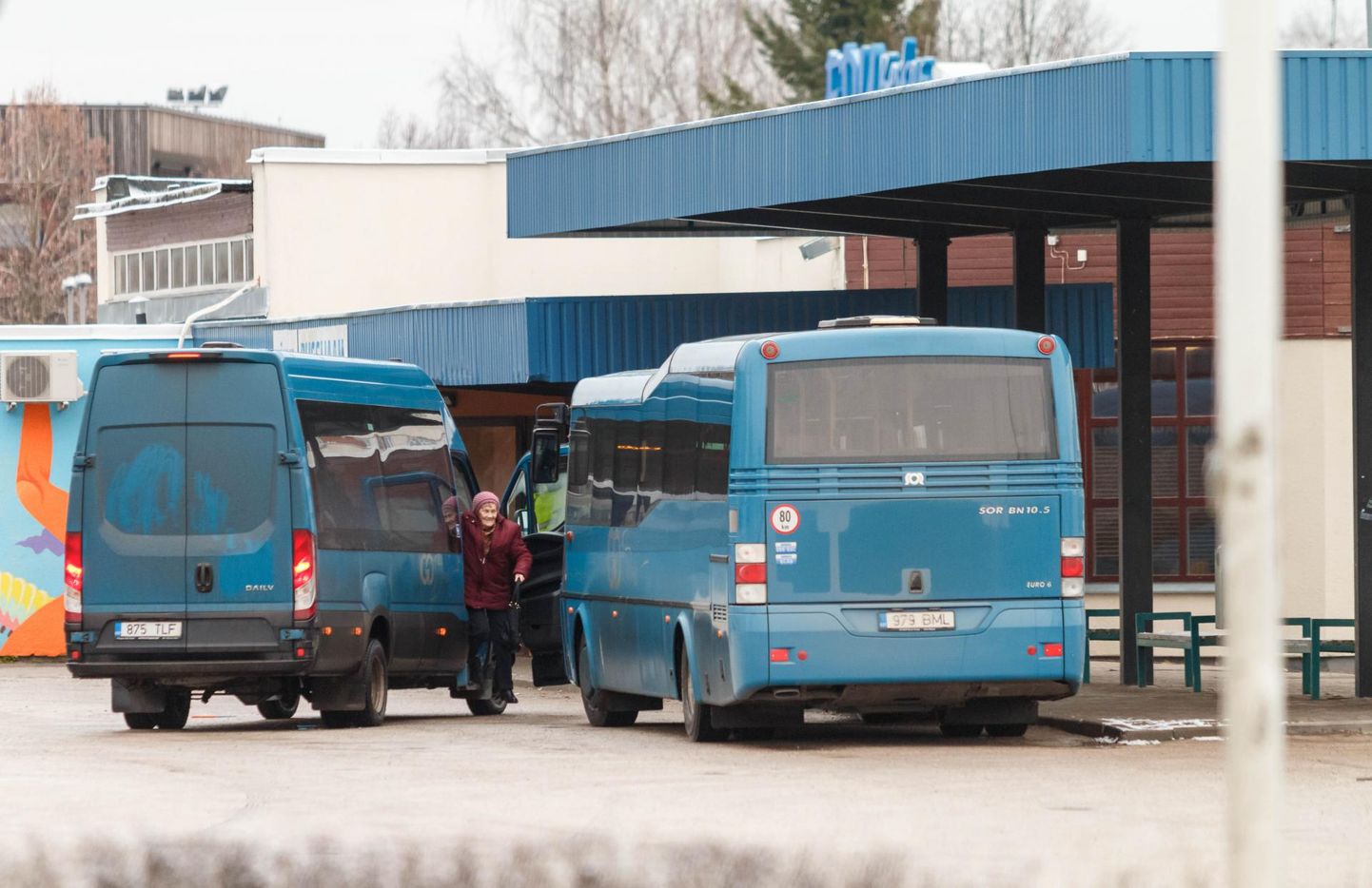 Lõuna-Eestis (fotol Põlva bussijjaam) veavad kohalikud bussid reisijaid tasuta, Lääne-Virus tuleb sõidu eest aga jätkuvalt kukrut kergendada.