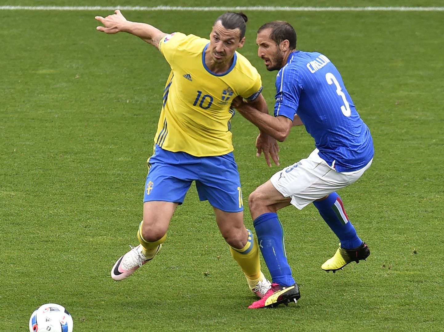 Zlatan Ibrahimovic (vasakul) heitlemas Giorgio Chielliniga.