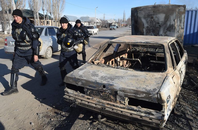Kasahstani lõunaosas puhkenud rahutustes hävis kümneid maju ja autosid.