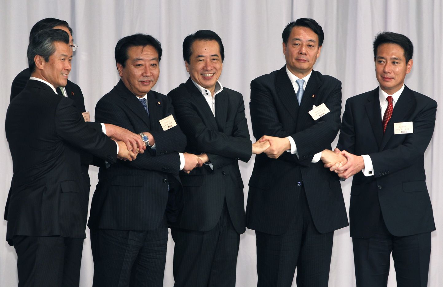 Jaapani demokraatliku partei liidrid. Vasakult kolmas on Yoshihiko Noda ja tema kõrval paremal endine peaminister Naoto Kan.