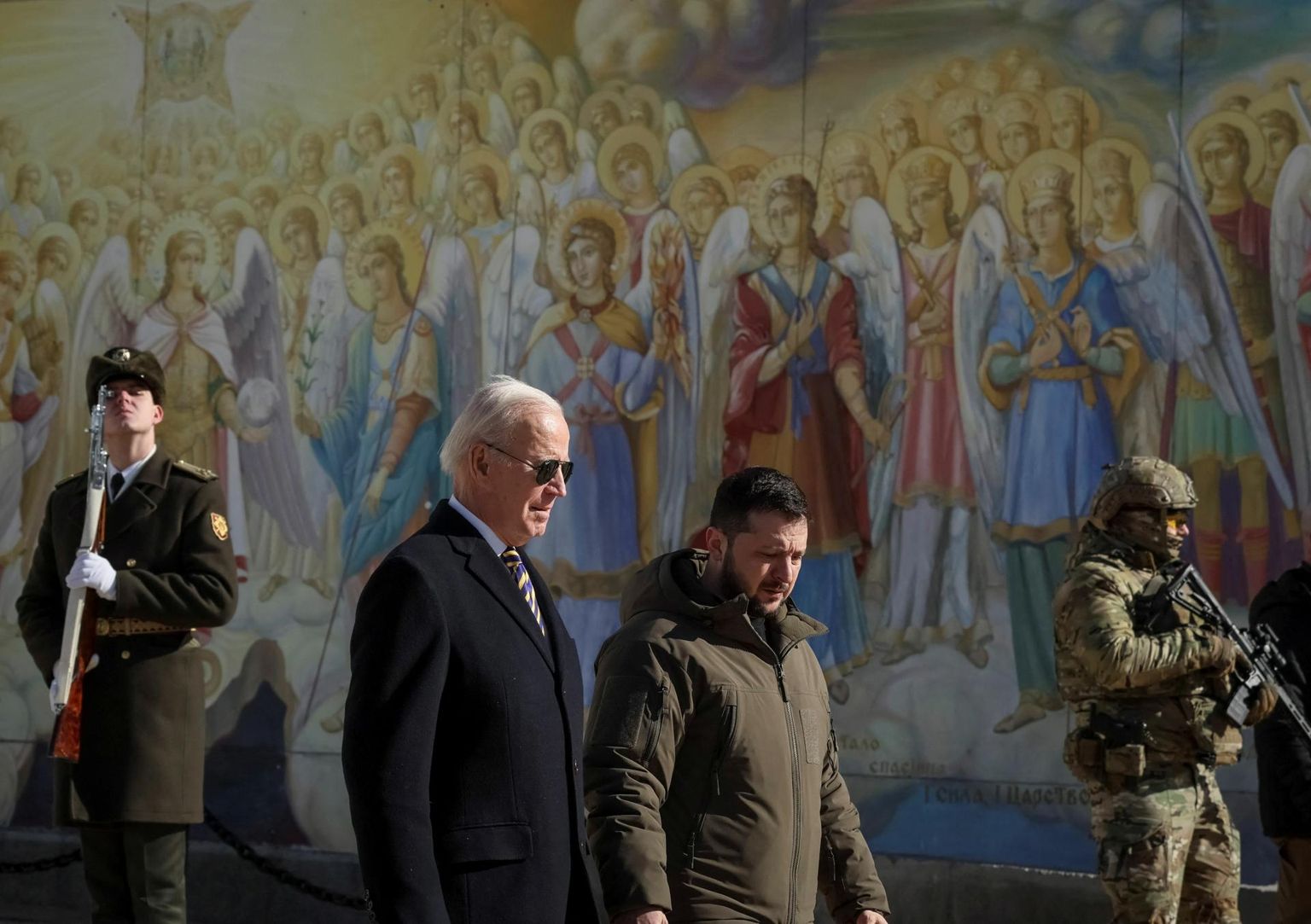 Ameerika Ühendriikide president Joe Biden ja Ukraina president Volodõmõr Zelenskõi Püha Miikaeli katedraali taustal, 20. veebruaril 2023.