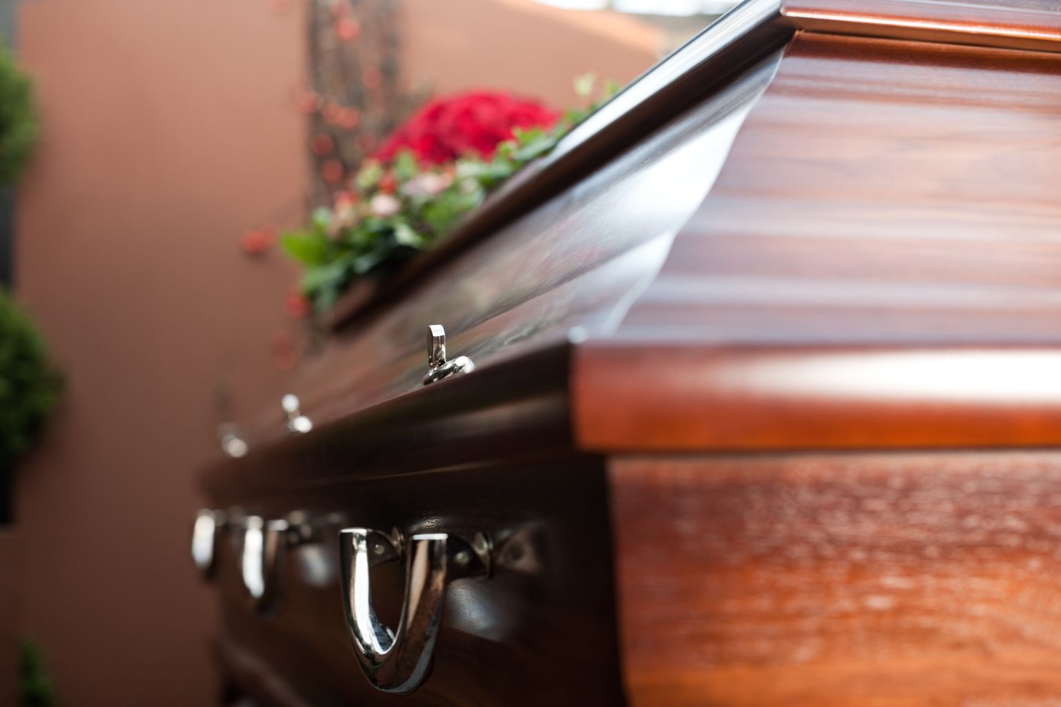 Pere hakkas juba 20-aastase naise matuseid korraldama ja kirstu valima, kui selgus, et naine oli tegelikult elus. Pilt on illustreeriv
