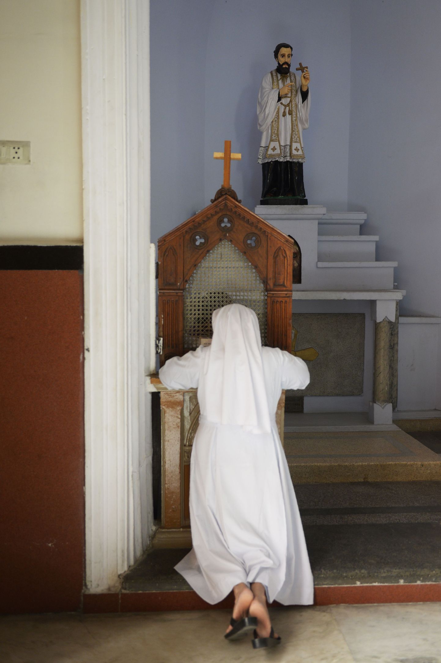 Katoliku nunn palvetamas. Pilt on illustreeriv