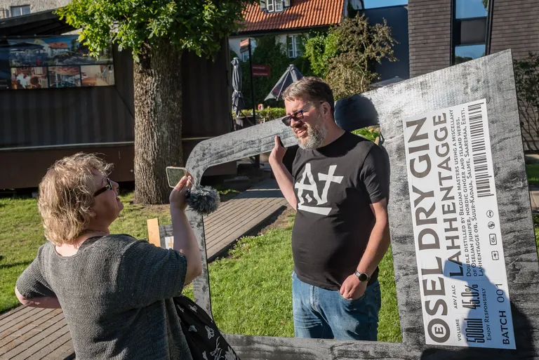 Džinnifestival Saaremaal. Uus kaubamärk on sündinud ning Lahhentagge nimelist kaubamärki kandev toode välja töötatud. "Nüüd on vaja alustada reaalse tootmisega," märkis Tarmo Virki, kes tänaseks ettevõtluses olnud neli aastat.