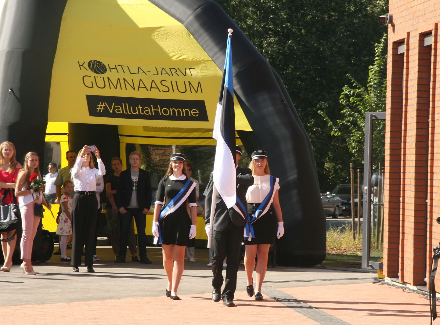 Septembris avas Kohtla-Järvel uksed uhiuus riigigümnaasium, mille rajamise käigus toimus kogu Eestit hõlmanud vaidlus uue kooli õppekeele üle.