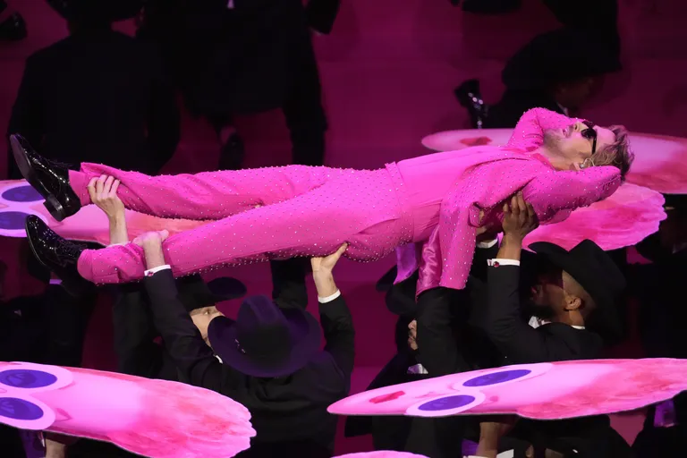 Ryan Gosling esitamas laval «Barbie» hittlugu «I'm Just Ken».