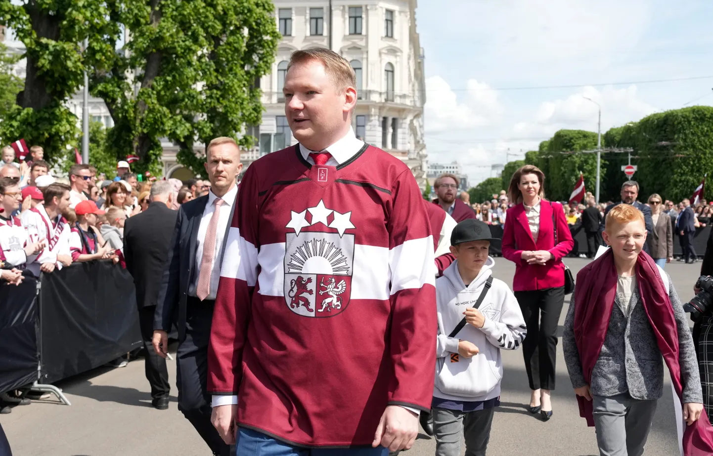 Saeimas priekšsēdētājs Edvards Smiltēns 29. maijā pie Brīvības pieminekļa, kur notiek bronzas medaļas Pasaules čempionātā hokejā izcīnījušās Latvijas hokeja izlases tikšanās ar līdzjutējiem.