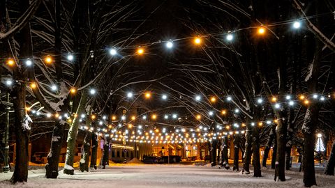 VALMISTUME PÜHADEKS ⟩ Kuidas jõulutulesid niiskes keskkonnas õigesti kasutada?