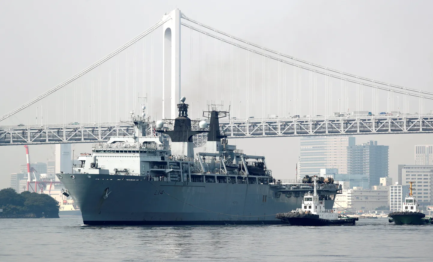 Briti mereväe toonane lipulaev HMS Albion 2018. aastal Jaapanis Tokyos. Tuleva aasta kevadel kantakse alus maha.