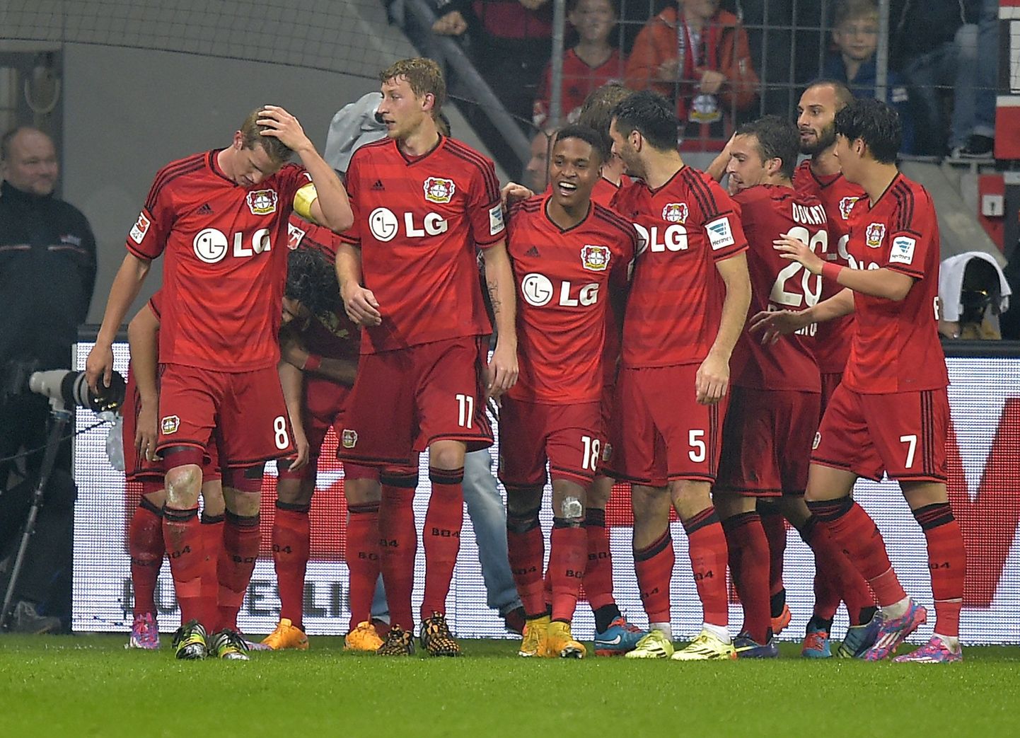 Leverkuseni mängijad rõõmustamas.