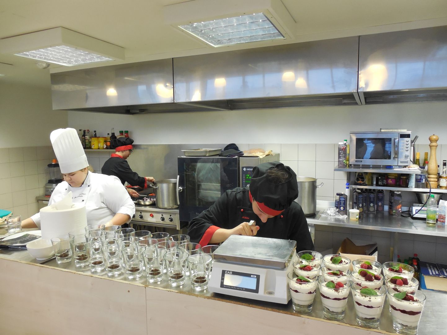 В ресторане "Manufaktuur", работающем в Нарвском отделении Ида-Вирумааского профцентра, практикуются будущие повара - уже много лет эта специальность остается самой популярной у абитуриентов.