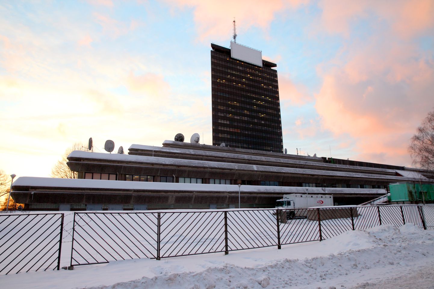 Latvijas televīzijas ēka ziemā.