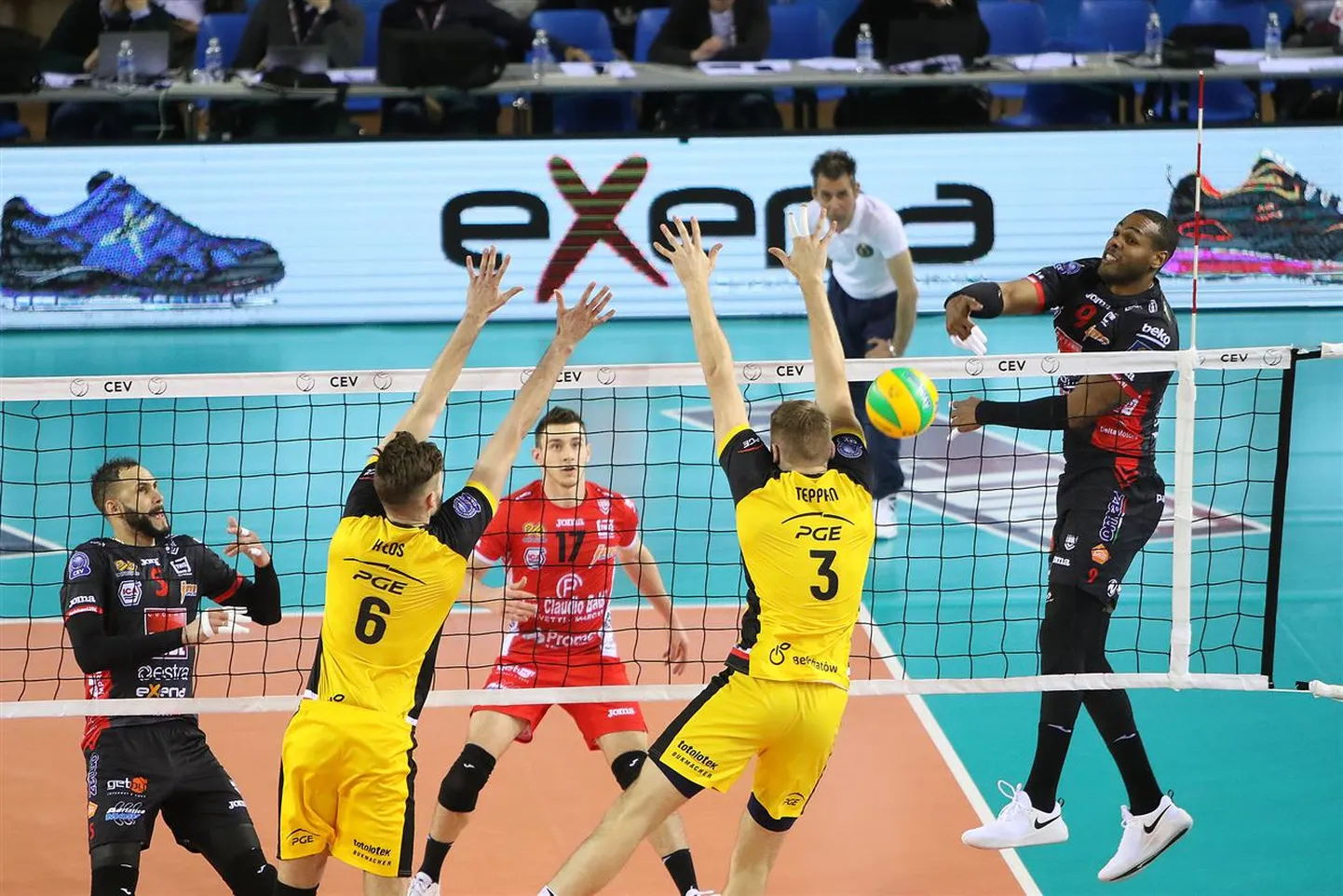Renee Teppan (seljaga, number 3) Meistrite liiga poolfinaali korduskohtumises Civitanova Cucine Lube vastu.