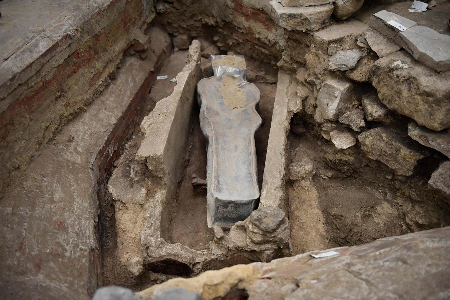 Prantsusmaa Pariisi Jumalaema kiriku renoveerimisel leiti pliist sarkofaag, mis pärineb 14. sajandist