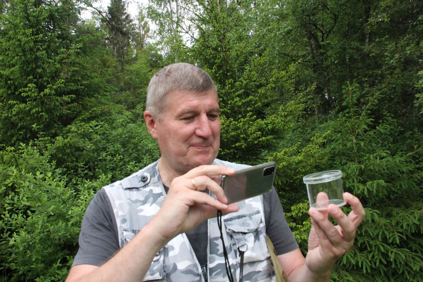 Bioloog Urmas Tartes putukaliiki määramas