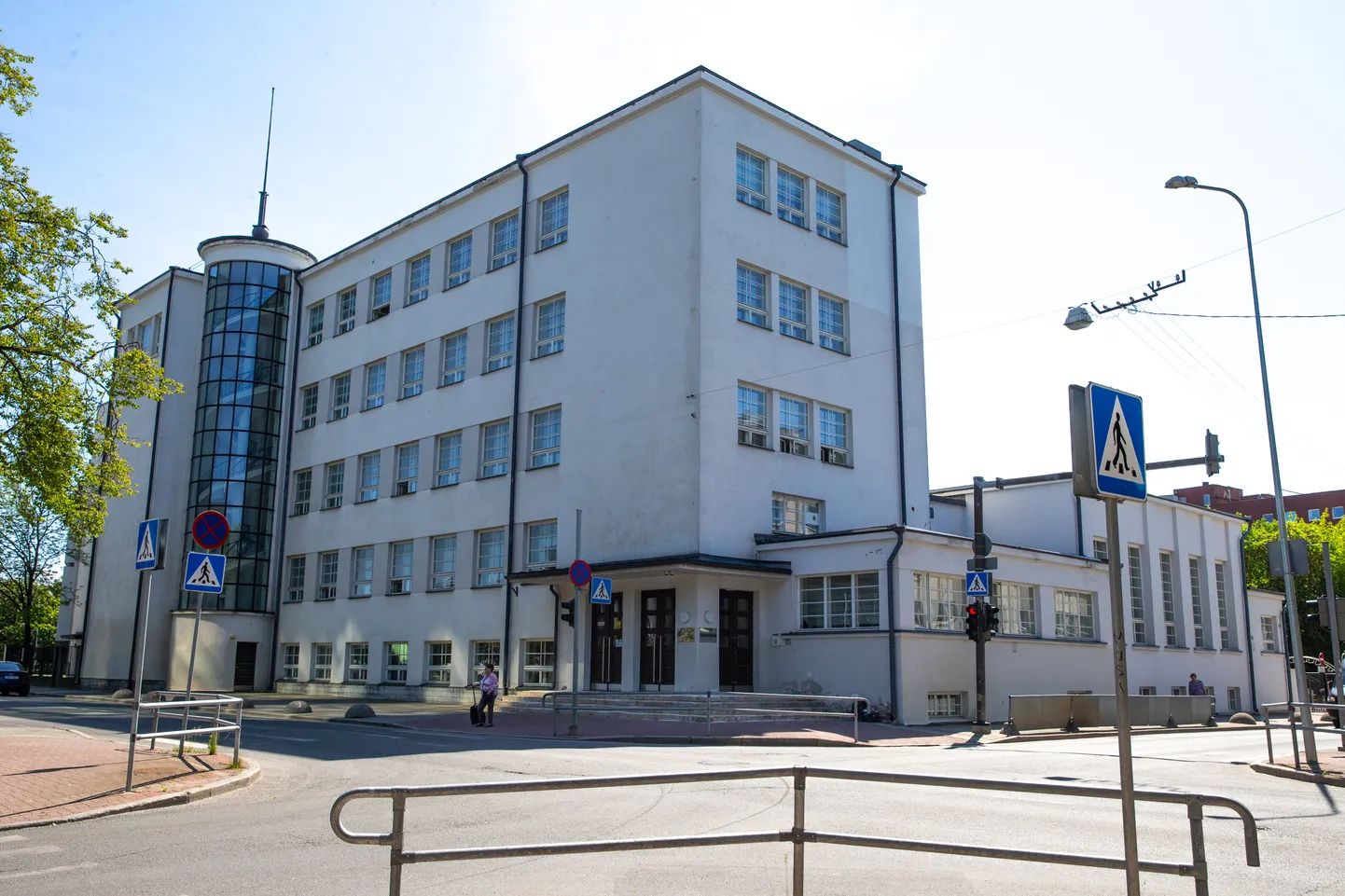 Nõukogude okupatsiooni alguses kolis Elfriede Lenderi eragümnaasiumi jaoks ehitatud hoonesse vene kool, mis praegu kannab nime Tallinna kesklinna vene gümnaasium.