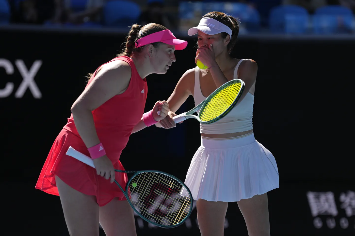 Latvijas tenisiste Aļona Ostapenko pārī ar taivānieti Suveju Sji