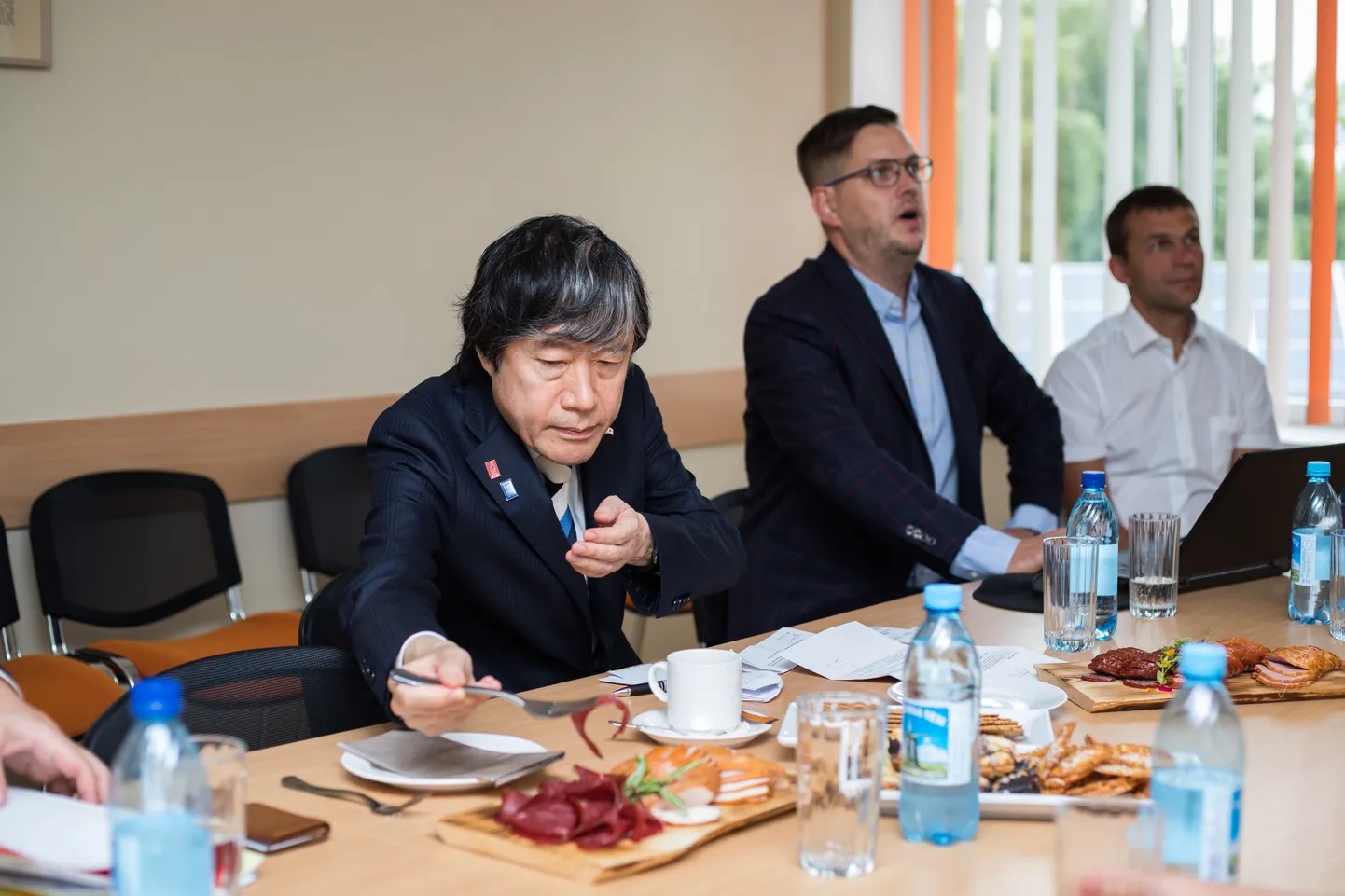 SAAREMAIST MAITSMAS: Suursaadik Hajime Kitaoka proovib, kuidas maitseb Saaremaa Lihatööstuse külmsuitsu veiseliha. Lihatööstuse toodetest räägib Miko Tasa, ülevaadet jälgib finantsjuht Marek Raud.