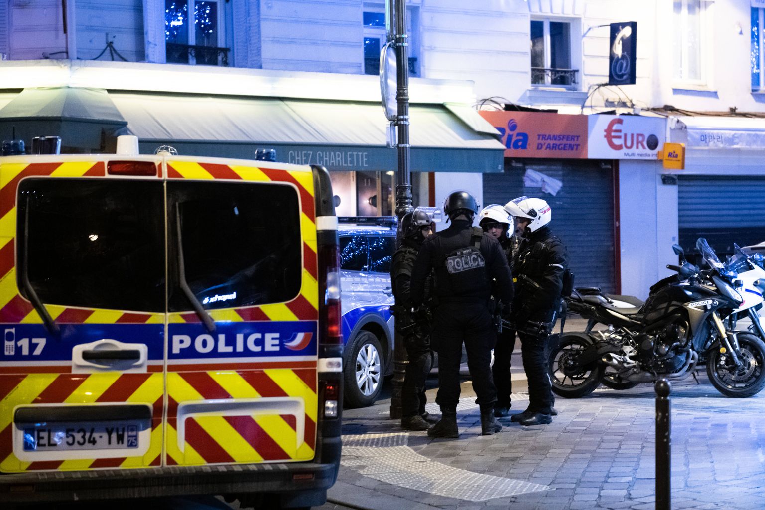 Politseinikud Pariisi tänavale. Foto pole seotud kõnealuse juhtumiga.