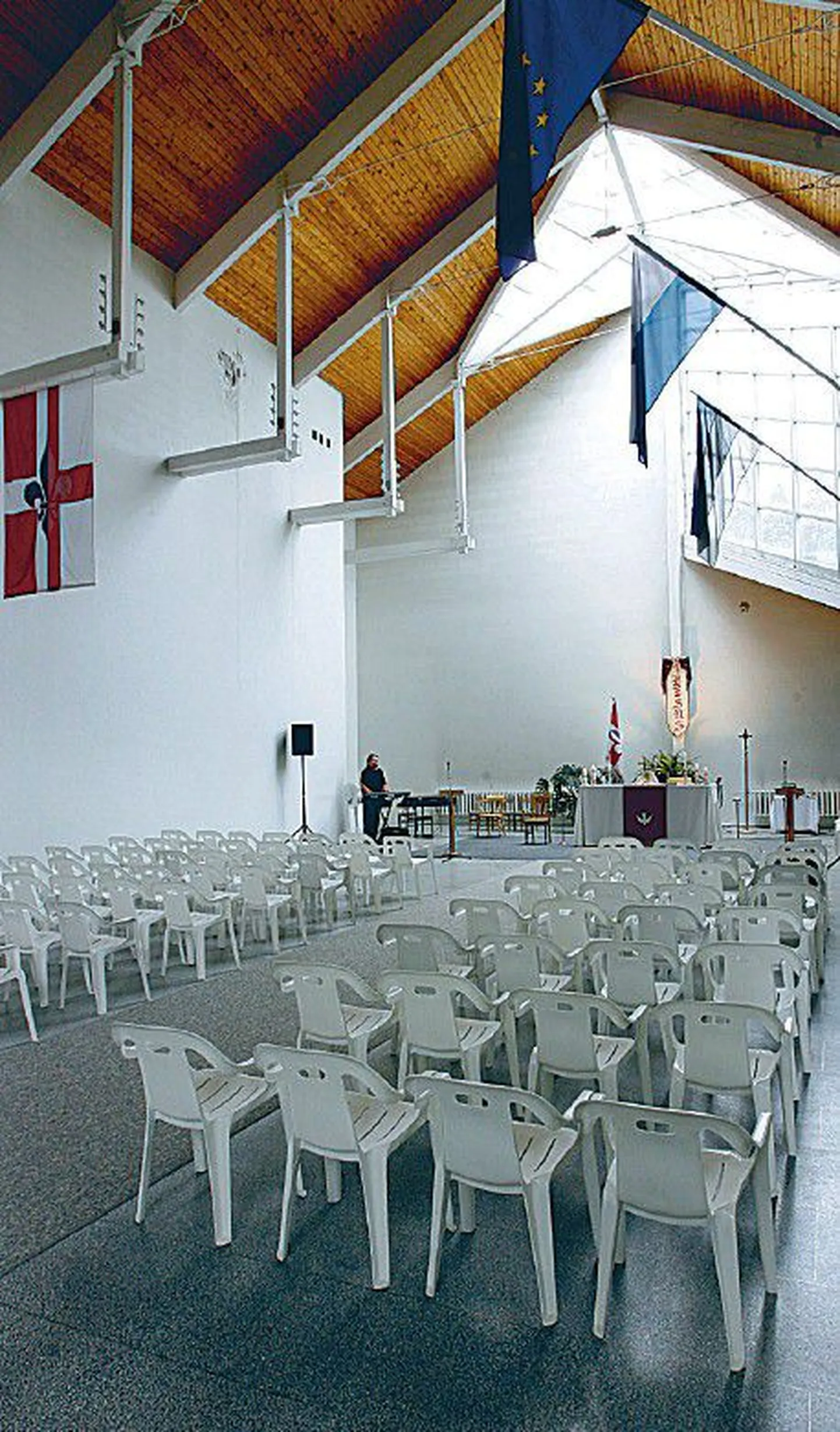 Väljaehitamist ootab altar ning väljavahetamist vajavad koguduse
toolid. Kõrge ruumi suurim pluss on laulukoore meelitav
akustika ja palju valgust.