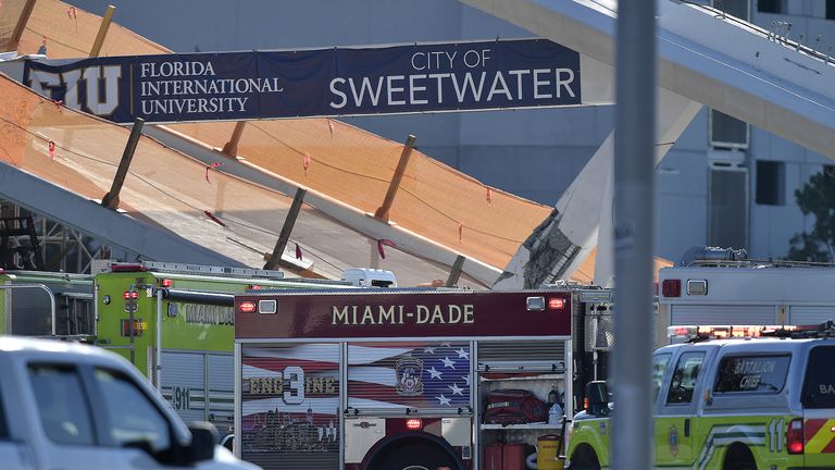 Miamis varises kokku 950-tonnine jalakäijate sild