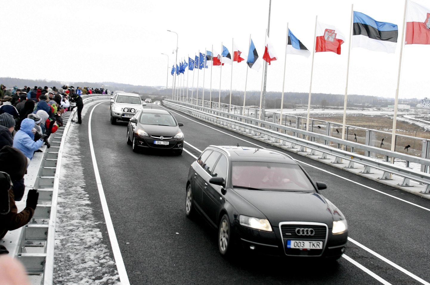 Autojuhid võtsid eile avatud Ihaste silla kiiresti omaks, autode vool algas kohe pärast liikluse avamist ja tihe liiklus jätkus õhtuni välja.