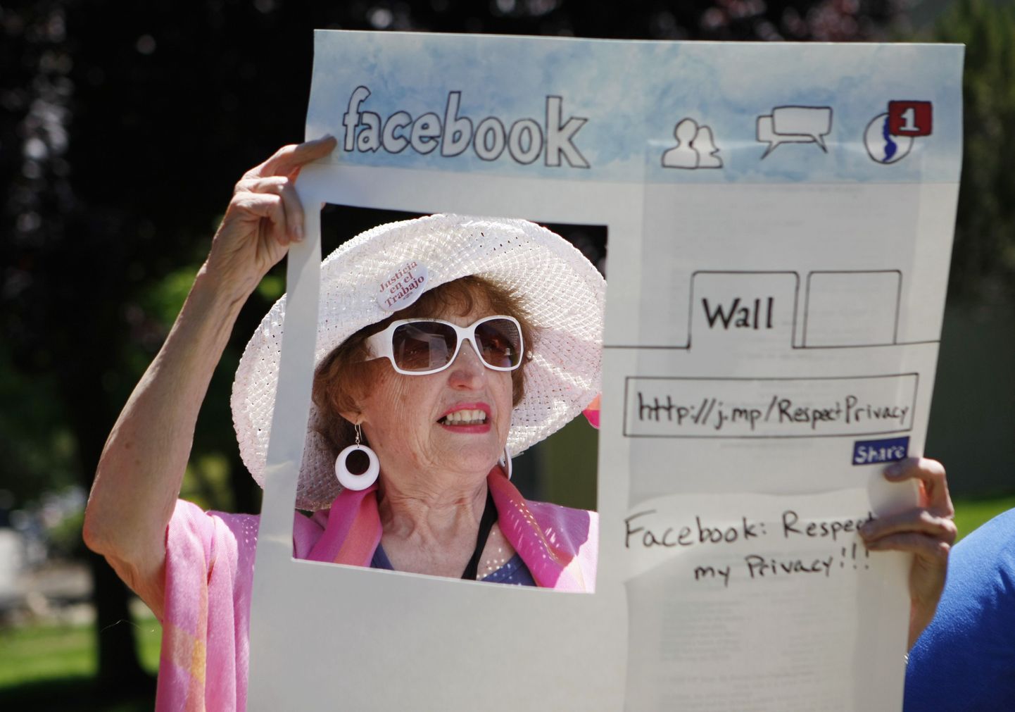Gail Sredanovic, of Raging Grannies, protests Facebook's privacy issues, Friday, June 4, 2010, outside Facebook headquarters in Palo Alto, Calif. (AP Photo/Paul Sakuma) / SCANPIX Code: 436
