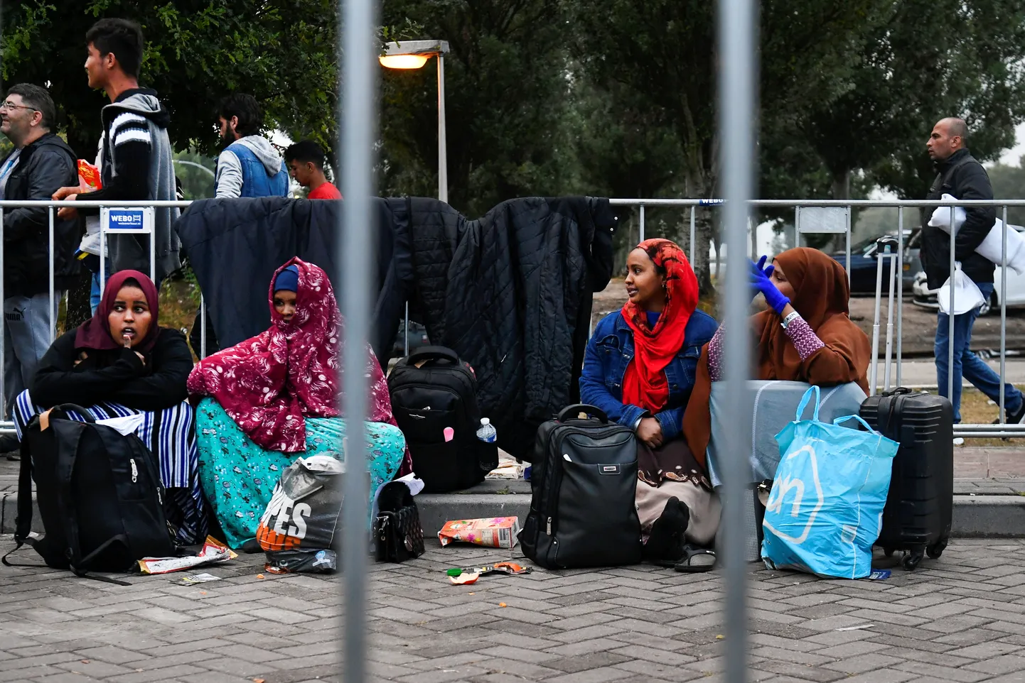 Põgenikud Hollandi suurimas asüülitaotlejate vastuvõtukeskuses Ter Apelis.