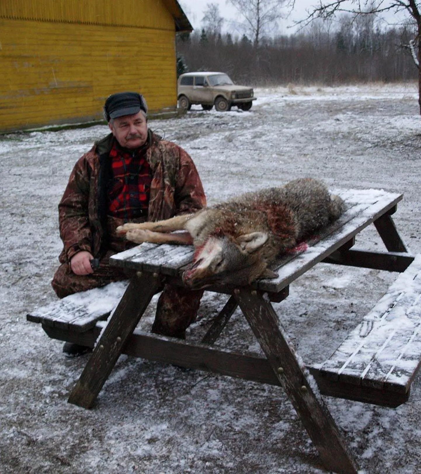 Tänassilma jahiseltsi mehed lasid pühapäeval Võrtsjärve ääres hundi. Esiti tabas looma Mati Jõerand (fotol), kuid see visa võsavillemit ei peatanud. Teise lasuga sai looma maha Jürmo Palta.