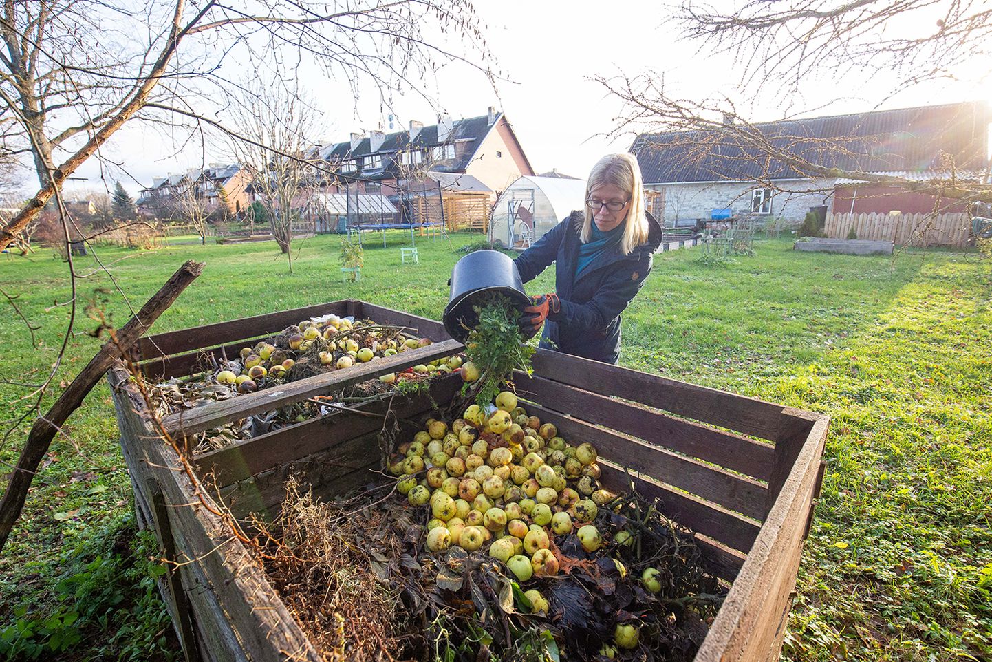 Paidelane Gerli Mikk kogub kompostikasti lehti ja õunu, aga ka toas tekkinud biojäätmeid.