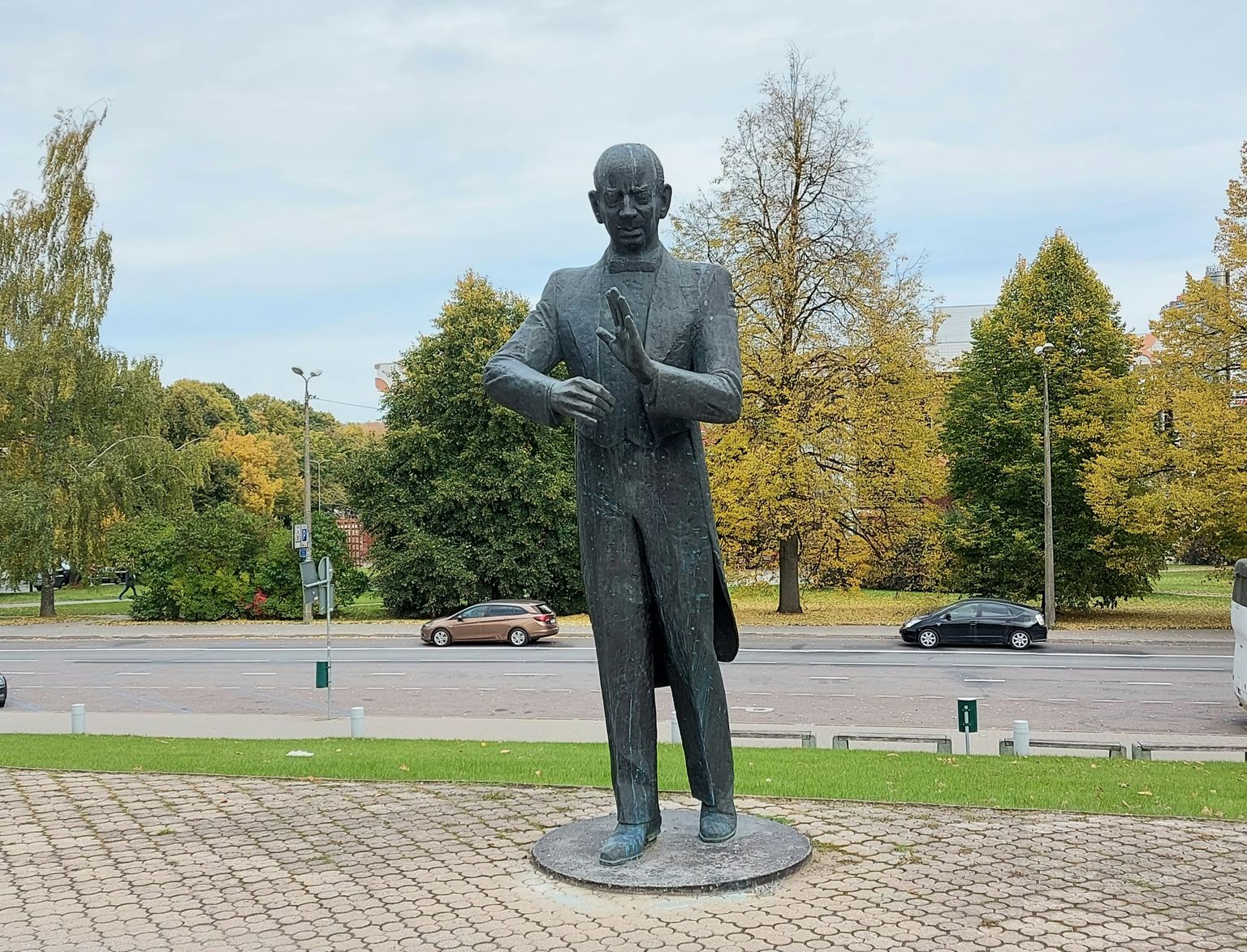Eduard Tubina monumendi autorid on skulptor Aili Vahtrapuu, arhitekt Veronika Valk ja heliinstallatsiooni looja Louis Dandrel.