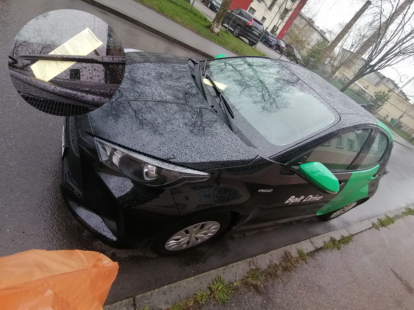 Parkimistrahviga Bolt Drive'i auto.