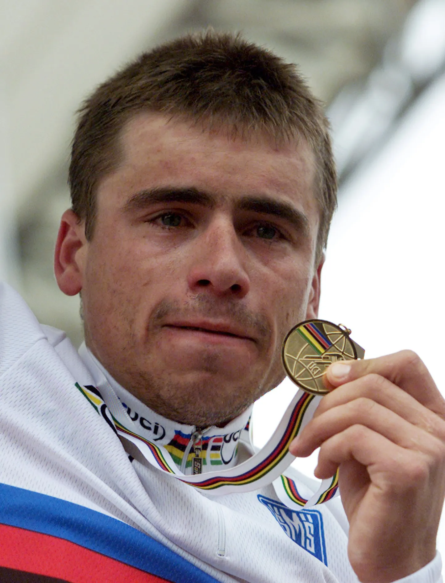Роман Вайнштейн демонстрирует золотую медаль, завоеванную им на чемпионате мира 2000 года