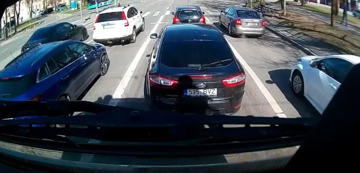 Autod liikluses.