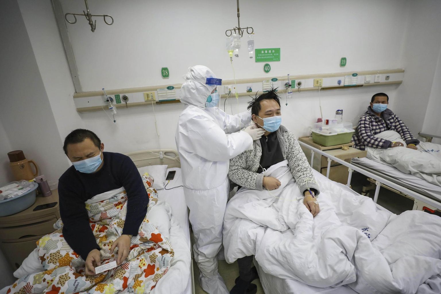 Arst kontrollimas viirusesse Covid-19 nakatunud patsientide seisundit Jinyintani haiglas Wuhanis.
