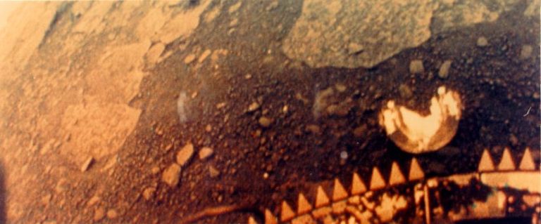 1981. aastal Veenusele jõudnud Nõukogude Liidu maandurilt Venera 13 saadud esimene värviline foto planeedi pinnast.