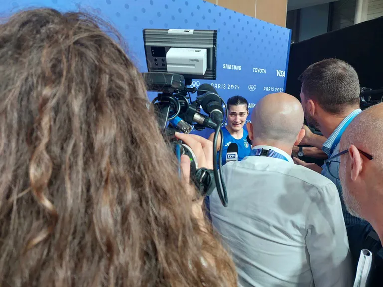 Angela Carini pärast matši intervjuud andmas.