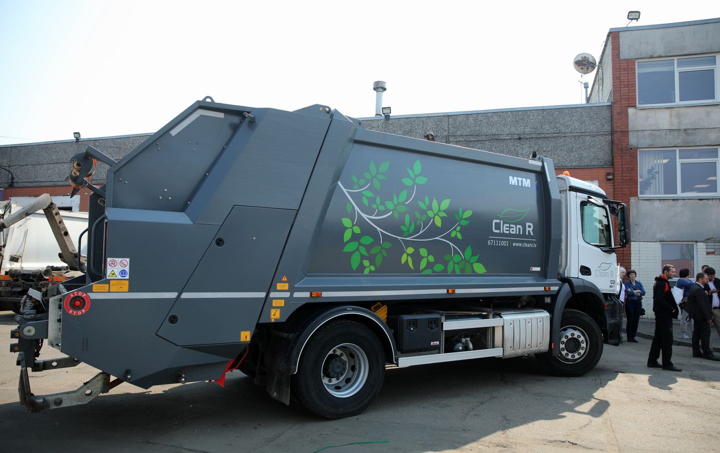 Vides pakalpojumu uzņēmuma "Clean R" atkritumu izvešanas mašīna.