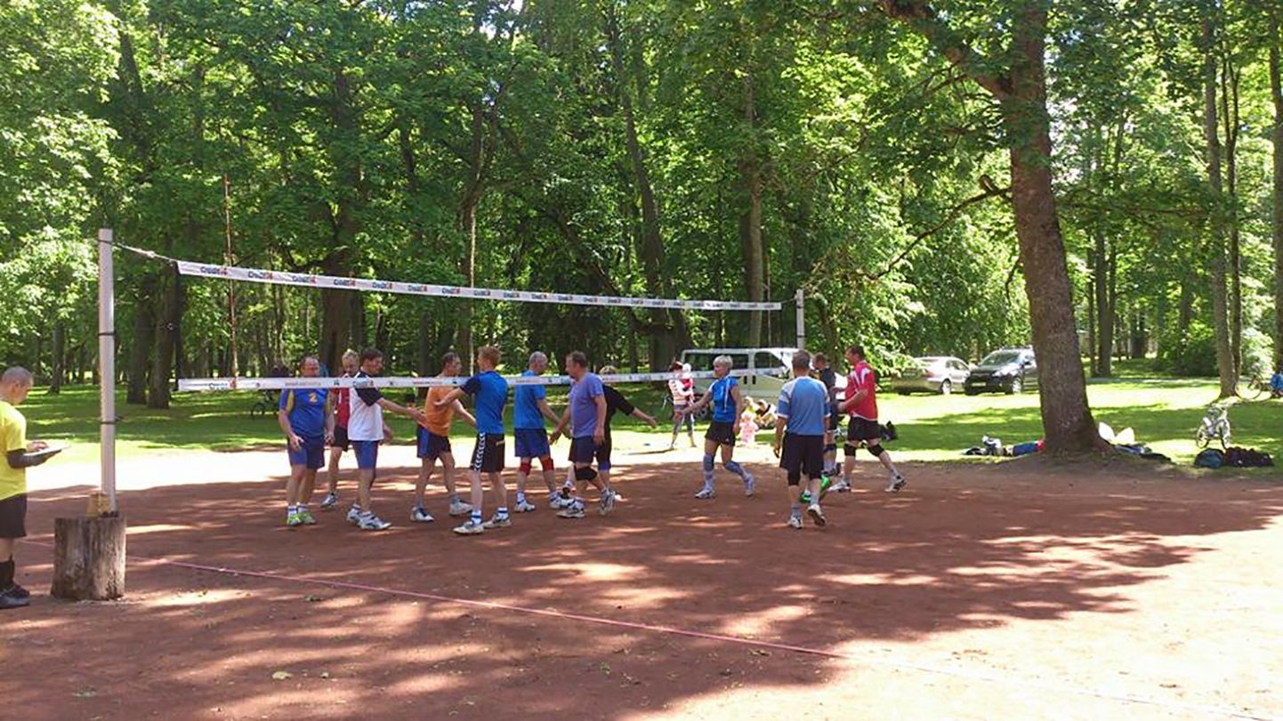 Eesti võrkpalli liidult toetuse saanud Koeru punase kruusaga võrkpalliplats on suved läbi aktiivses kasutuses.
