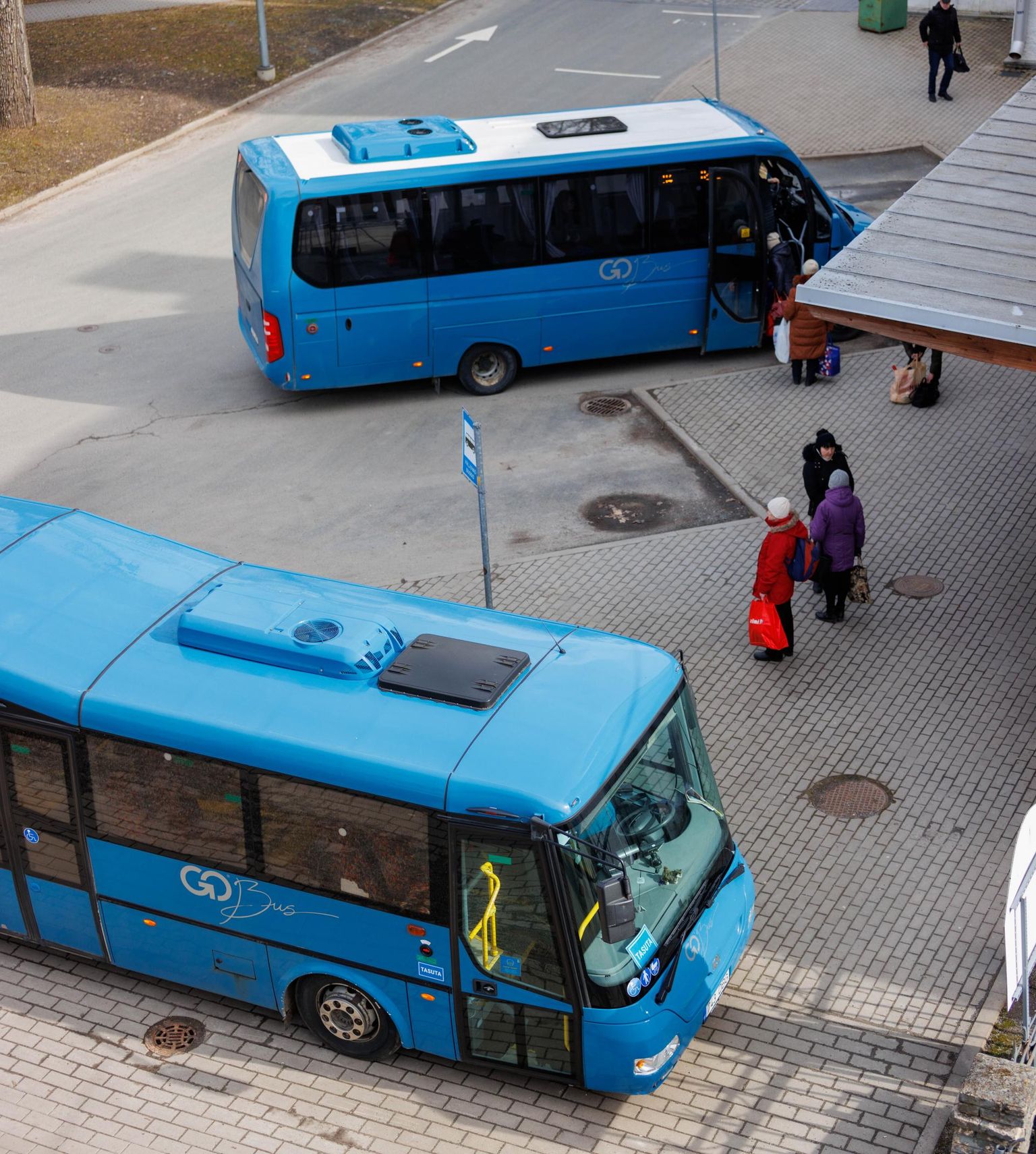 Автобусы GoBus на вокзале в Валга.